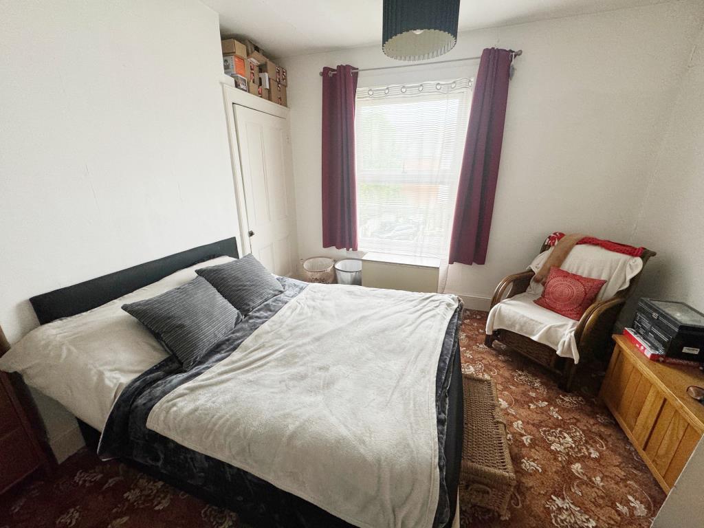 Lot: 17 - FOUR STOREY TERRACE PROPERTY WITH POTENTIAL - First floor bedroom